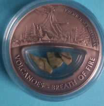 Laden Sie das Bild in den Galerie-Viewer, Fidschi Silbermünze 10 Dollars 2013 Kronotsky-Russland Inlay mit echten Vulkansteinen
