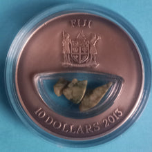 Laden Sie das Bild in den Galerie-Viewer, Fidschi Silbermünze 10 Dollars 2013 Kronotsky-Russland Inlay mit echten Vulkansteinen
