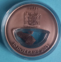 Laden Sie das Bild in den Galerie-Viewer, Fidschi Silbermünze 10 Dollars 2013 Awatscha-Russland Inlay mit echten Vulkansteinen
