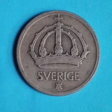 Laden Sie das Bild in den Galerie-Viewer, Schweden 50 Öre 1945 Silber
